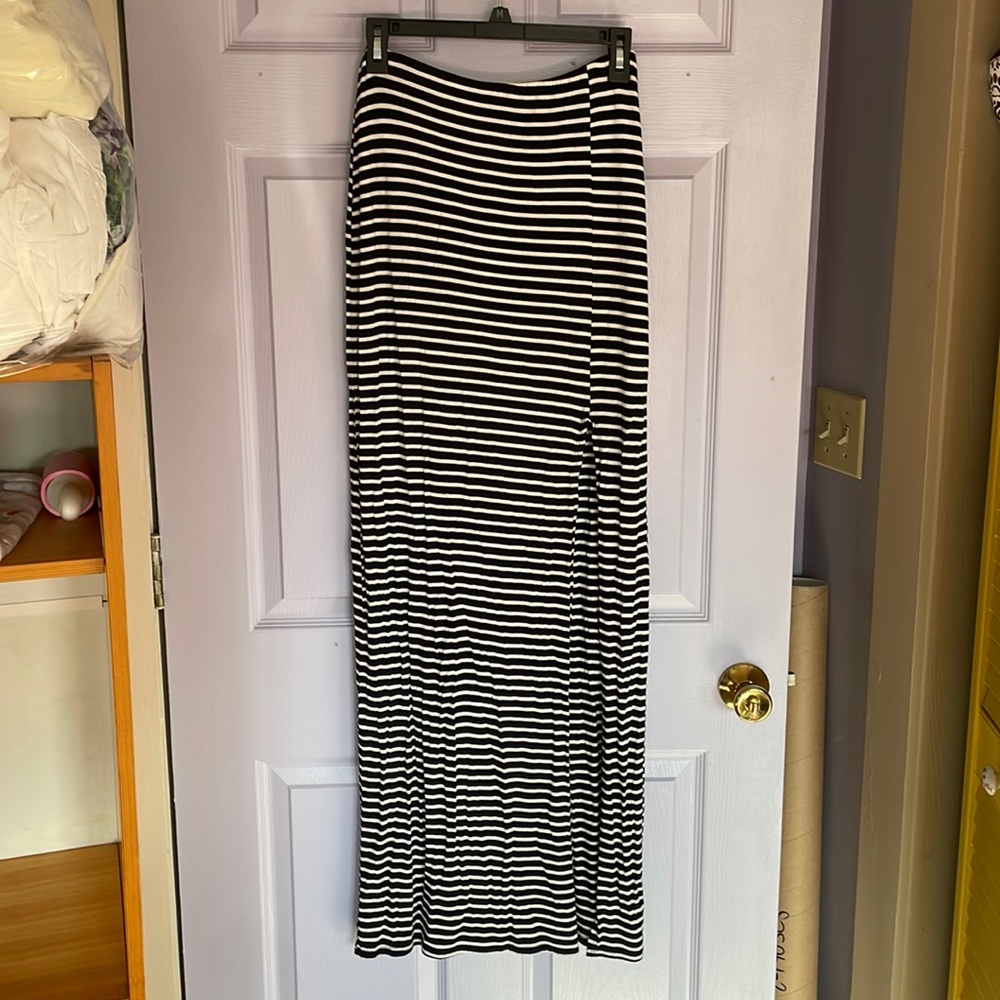 High waisted, lined jersey skirt, double slits